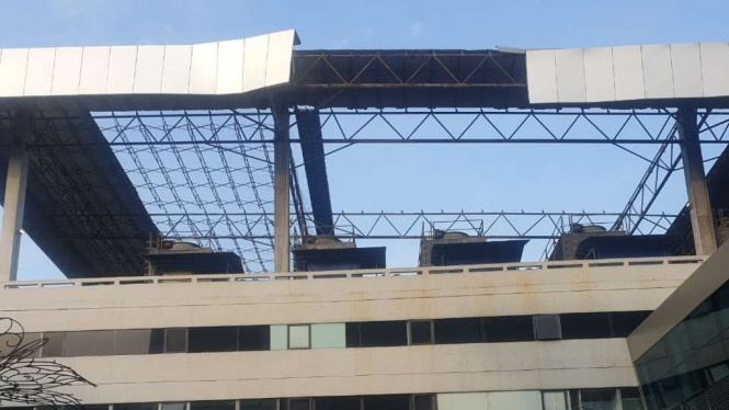 Atap gedung parkir terminal 3 Bandara Soetta terbang diterjang angin kencang.