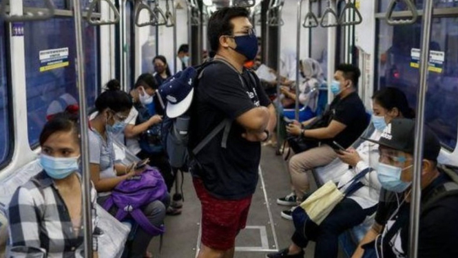 Warga mengenakan masker di kereta di in Quezon City, Metro Manila, Filipina (21/07).-REUTERS/ELOISA LOPEZ


