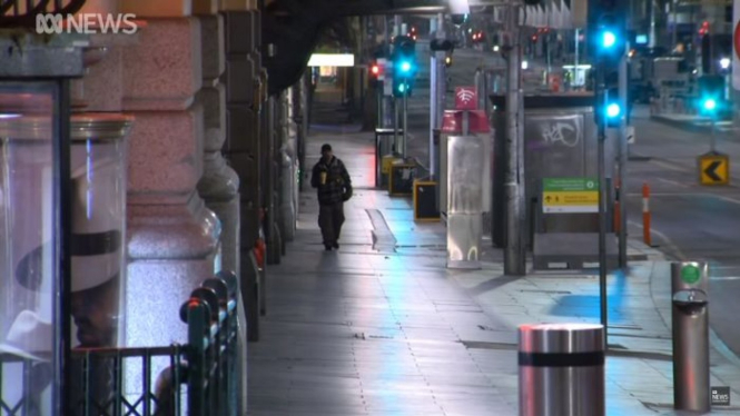 Pusat Kota Melbourne berubah menjadi kota mati menyusul diberlakukannya jam malam sejak hari Minggu (2/08/2020) sebagai bagian dari pembatasan sosial tahap keempat yang lebih ketat. Jam malam akan berlaku hingga awal September.