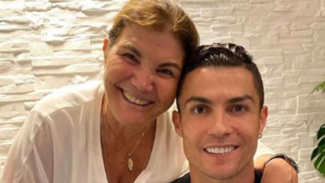 Cristiano Ronaldo bersama ibunya, Maria Dolores dos Santos Aveiro.