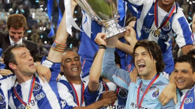 FC Porto juara Liga Champions 2003/04.