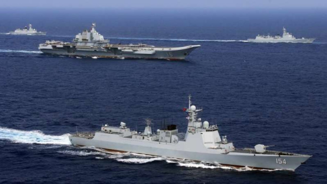 VIVA Militer: Kapal Induk China, Liaoning (tengah), di Laut China Selatan