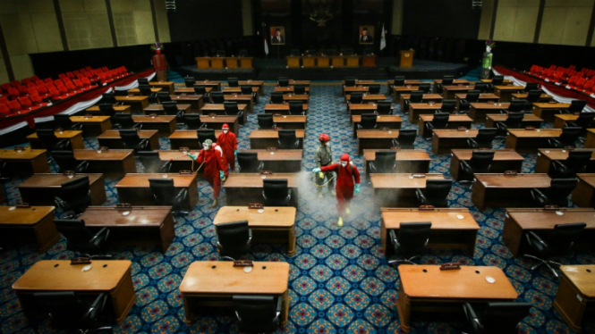 Ruang rapat DPRD DKI Jakarta disemprot disinfektan