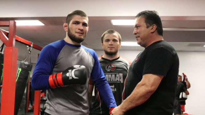 Khabib Nurmagomedov dan pelatihnya, Javier Mendez