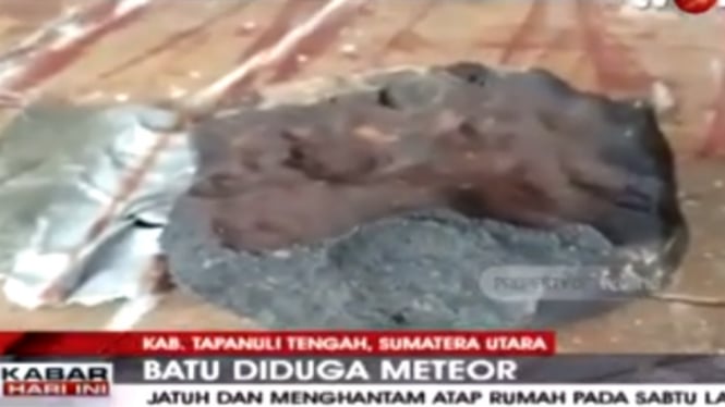 Batu Diduga Meteor Jatuh Hantam Rumah Warga Tapanuli