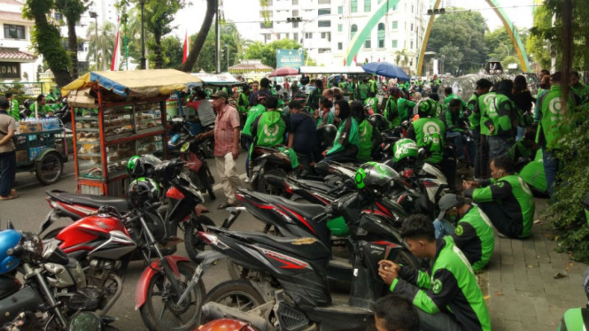 Ratusan Driver Gojek Unjuk Rasa di DPRD Medan