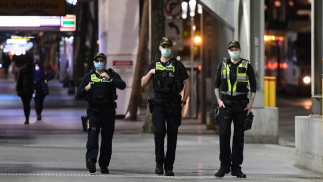 Kepolisian di Melbourne sudah mengeluarkan lebih dari seratus denda karena pelanggaran aturan pembatasan tahap empat, termasuk karena tidak pakai masker.