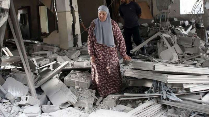 VIVA Militer: Wanita Palestina menangis usai rumahnya dihancurkan tentara Israel