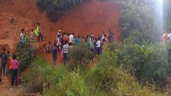 Proses evakuasi bukit longsor di Kota Sibolga