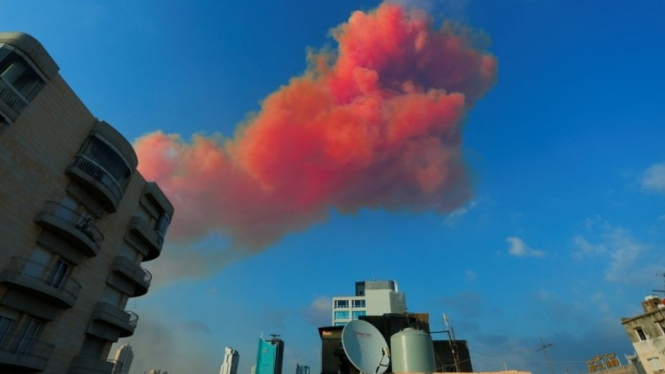 Kepulan asap menyebar di Beirut sesaat setelah ledakan.-Reuters
