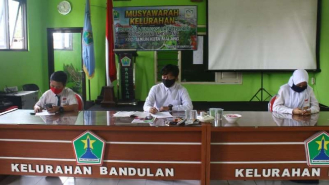 Siswa belajar secara daring dengan memanfaatkan koneksi internet di Kantor Kelurahan Bandulan, Kota Malang, Jawa Timur.