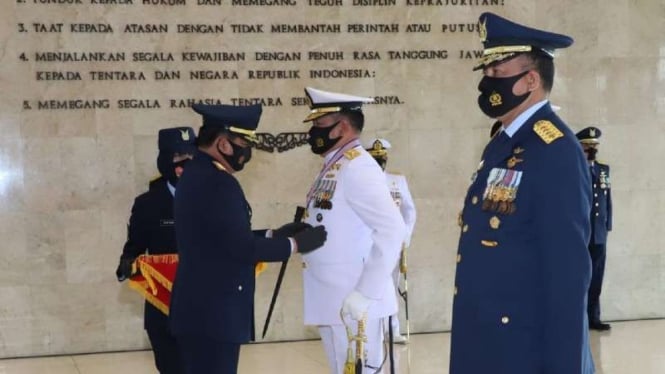 VIVA Militer: Panglima TNI memberikan Tanda Bintang Angkatan Kelas Utama 