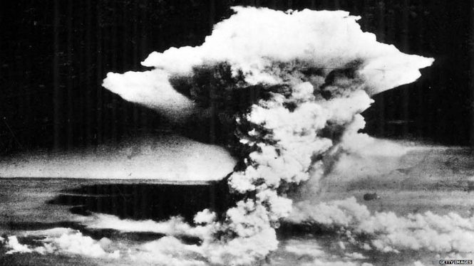 Serangan bom itu adalah pertama kalinya senjata nuklir digunakan selama perang.-Getty Images

