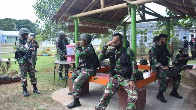 VIVA Militer: Prajurit Paskhas 472 Makassar Minum Jamu Empon-empon