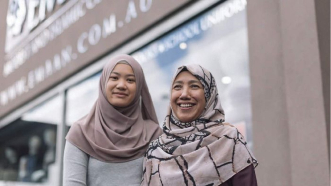 Zurlia Usman (kanan) bersama putrinya, Anisa Azzahra Ismail yang menjadi direktur Emaan sejak dua tahun lalu.