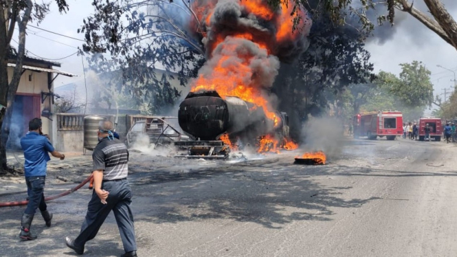 Truk Tangki Pengangkut 24 Kiloliter Pertalite terbakar hebat di Medan