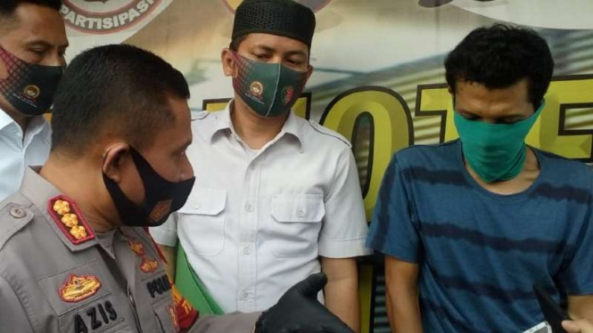 Polisi menginterogasi seorang pria tersangka pembunuh janda muda di sebuah apartemen di Depok, Jawa Barat.