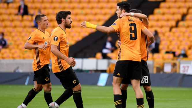 Pemain Wolverhampton merayakan gol