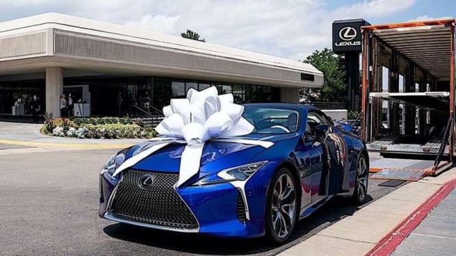 Membeli mobil bekas Lexus diberi hadiah pita kado