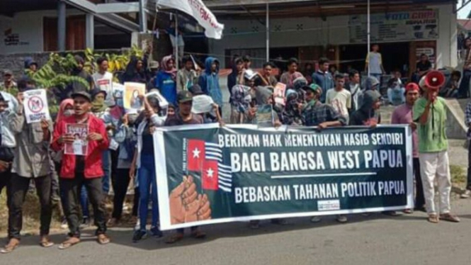 Para mahasiswa di Ternate mengadakan unjuk rasa tanggal 2 Desember 2019 yang mengakibatkan 4 mahasiswa Universitas Khairun diberhentikan dan sekarang menggugat balik ke PTUN.