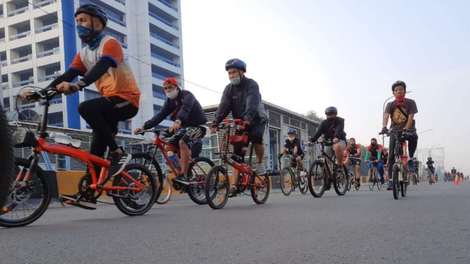 Para warga DKI Jakarta bersepeda di Hari Bebas Kendaraan Bermotor. 