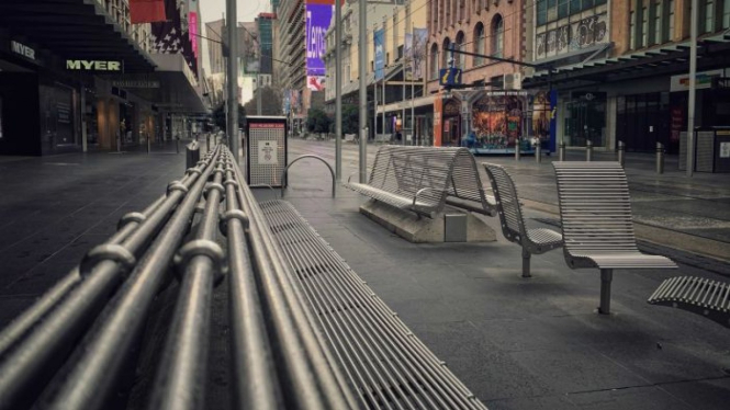 Suasana di pusat perbelanjaan di pusat kota Melbourne Bourke St Mall yang sepi dengan pengunjung, kawasan yang biasanya dipenuhi dengan pengunjung.