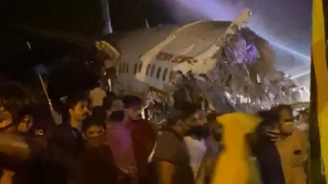 Pesawat maskapai Air India Express yang membawa 191 orang tergelincir di landasan pacu dan patah menjadi dua bagian saat mendarat di Bandara Calicut, Negara Bagian Kerala, menurut otorita penerbangan setempat.-KAVIYOOR SANTOSH BNI


