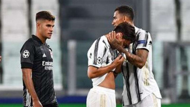 Pemain Juventus, Paulo Dybala Menangis dipelukan rekannya
