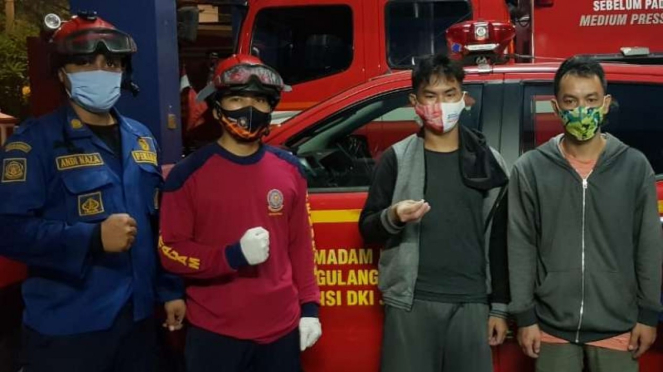 Dramatis Petugas Pemadam Kebakaran Lepaskan Cincin Di Jari Remaja