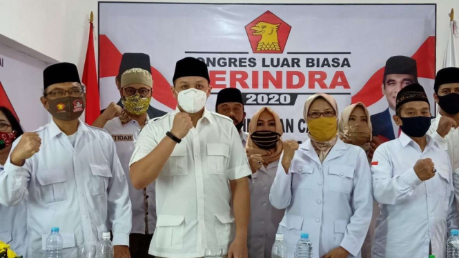 Ketua DPC Partai Gerindra Malang, Moreno Soeprapto (dua dari kiri)