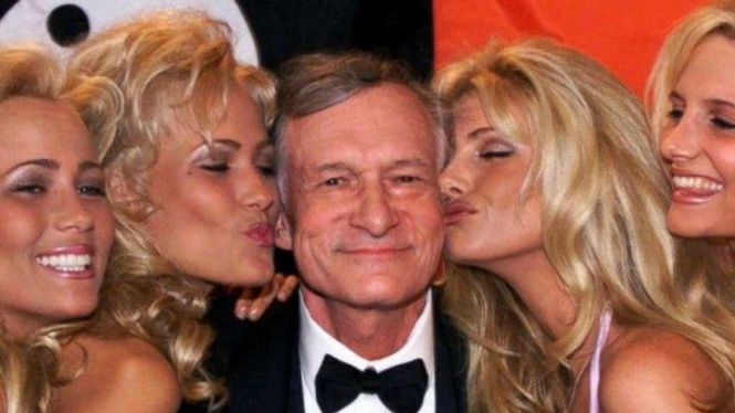 VIVA Militer: Pemilik majalah Playboy, Hugh Hefner (tengah)