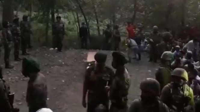 VIVA Militer: Pemakaman tentara India yang jatuh ke jurang lembah Kashmir.
