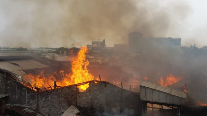 Pabrik mebel terbakar hebat di Cakung, Jakarta Timur