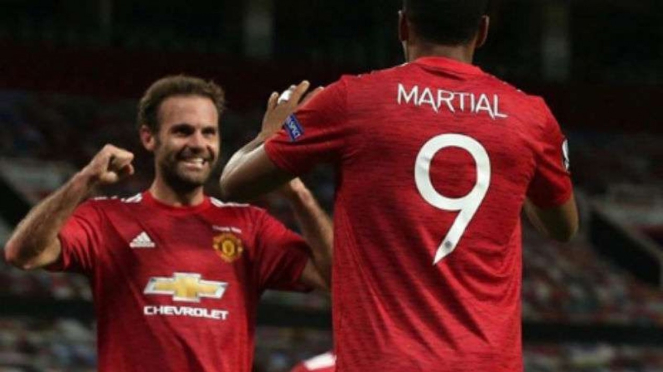 Pemain Manchester United rayakan gol.