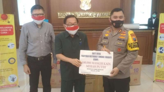 Presiden Direktur Maspion Group Alim Markus menyerahkan bantuan masker kepada Kepala Kepolisian Daerah Jawa Timur Irjen Pol M Fadil Imran di Surabaya pada Senin, 10 Agustus 2020.