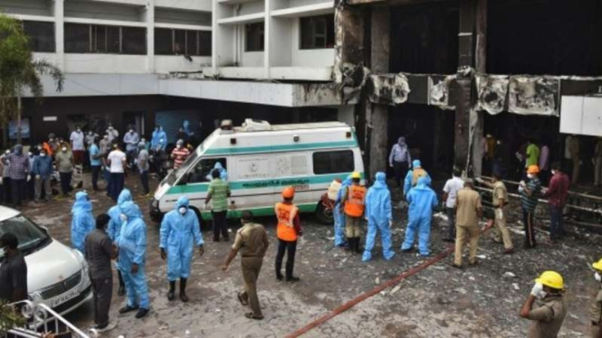 Petugas penyelamat mencari korban setelah kebakaran terjadi di sebuah hotel di Vijayawada, di negara bagian selatan Andhra Pradesh, India.