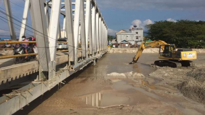 Kegiatan pengerukan pasir yang memenuhi Sungai Masamba pasca banjir bandang