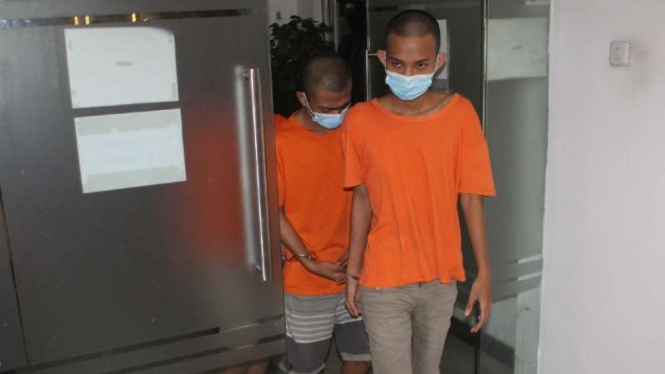 Para tersangka penjual pornografi anak saat diperlihatkan oleh polisi kepada wartawan di kantor Polres Jakarta Barat pada Senin, 10 Agustus 2020.