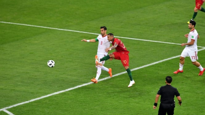 Winger Portugal, Ricardo Quaresma, lepaskan sepakan dengan teknik trivela