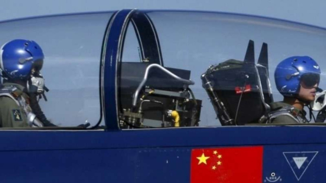 VIVA Militer: Pilot peswat tempur militer China