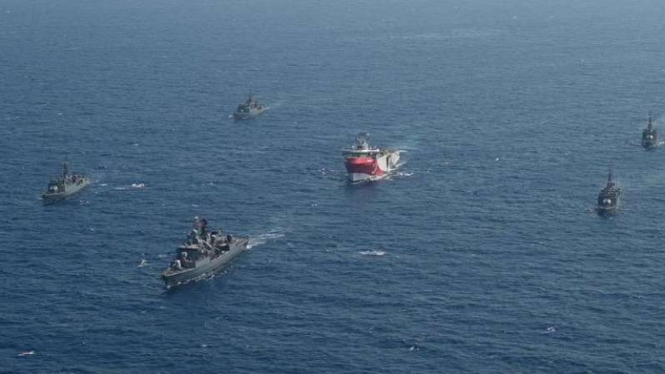 VIVA Militer: Kapal perang Turki mengawal ketat kapal seismik Oruc Reis.