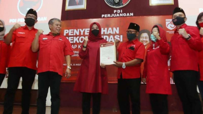Pasangan calon bupati dan wakil bupati Banyuwangi, Ipuk Fiestiandani (tengah berjilbab), menerima surat rekomendasi pencalonan di kantor PDIP Jawa Timur di Surabaya pada Selasa, 11 Agustus 2020.