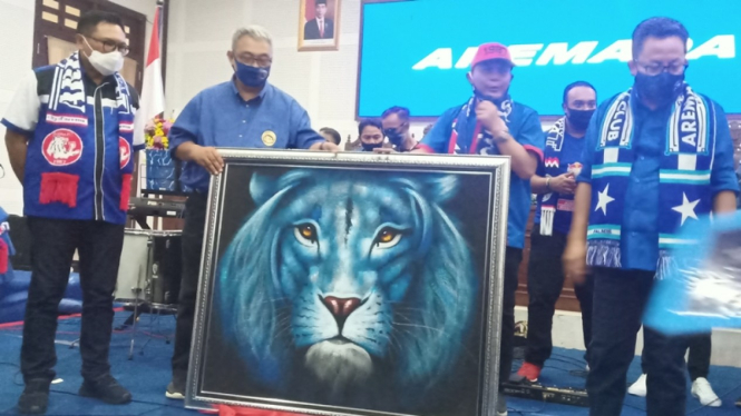 Rapat paripurna anggota DPRD Kota Malang beratribut Arema dan Wali Kota Malang.