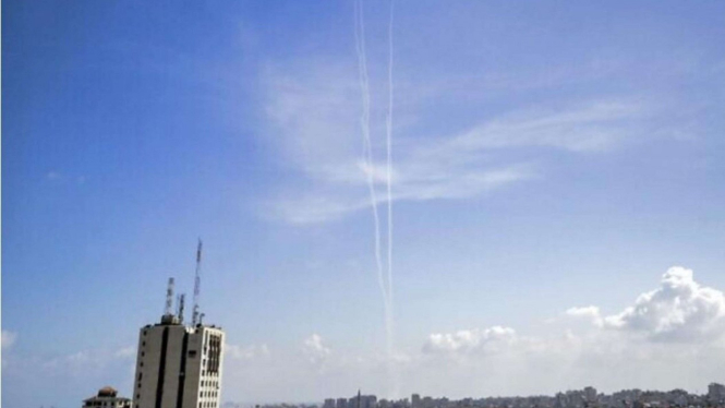 VIVA Militer: Asap Bekas Luncuran Roket Hamas ke Laut Mediterania
