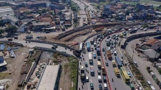 Lokasi lahan proyek Tol Cileunyi-Sumedang-Dawun (Cisumdawu) di Desa Cileunyi Wetan, Cileunyi, Kabupaten Bandung, Jawa Barat, yang disengkatakan karena masalah ganti-rugi belum beres.