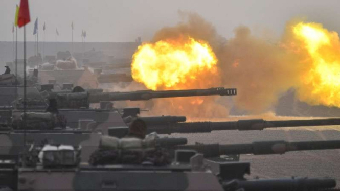 VIVA Militer: Pasukan Angkatan Darat China bombardir Gurun Gobi.
