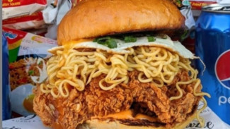 Gerai di Australia Ini Kreasikan Indomie Jadi Burger Lumer