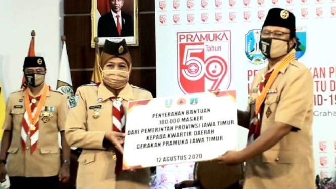 Ketua Kwartir Daerah Pramuka Jawa Timur Saifullah Yusuf alias Gus Ipul (kanan) bersama Gubernur Khofifah Indar Parawansa di Gedung Negara Grahadi, Surabaya, pada Rabu, 12 Agustus 2020.