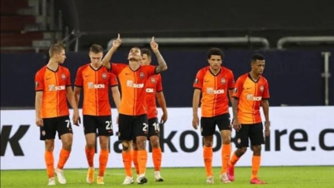 Para pemain Shakhtar Donetsk merayakan gol. 