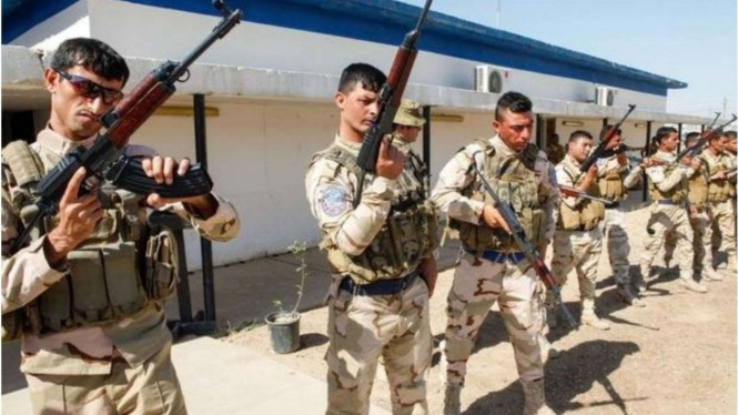 VIVA Militer: Tentara Iraq Berlatih Dengan Menggunakan Senjata AK-47